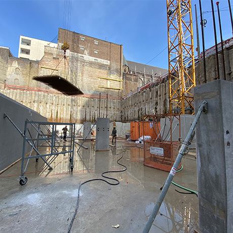 Residentie Asklépios - Ontwikkeling en opvolging van het bouwproject: 02/2021 - Installatie van de kolommen en afwerking van de betonnen muren op -4